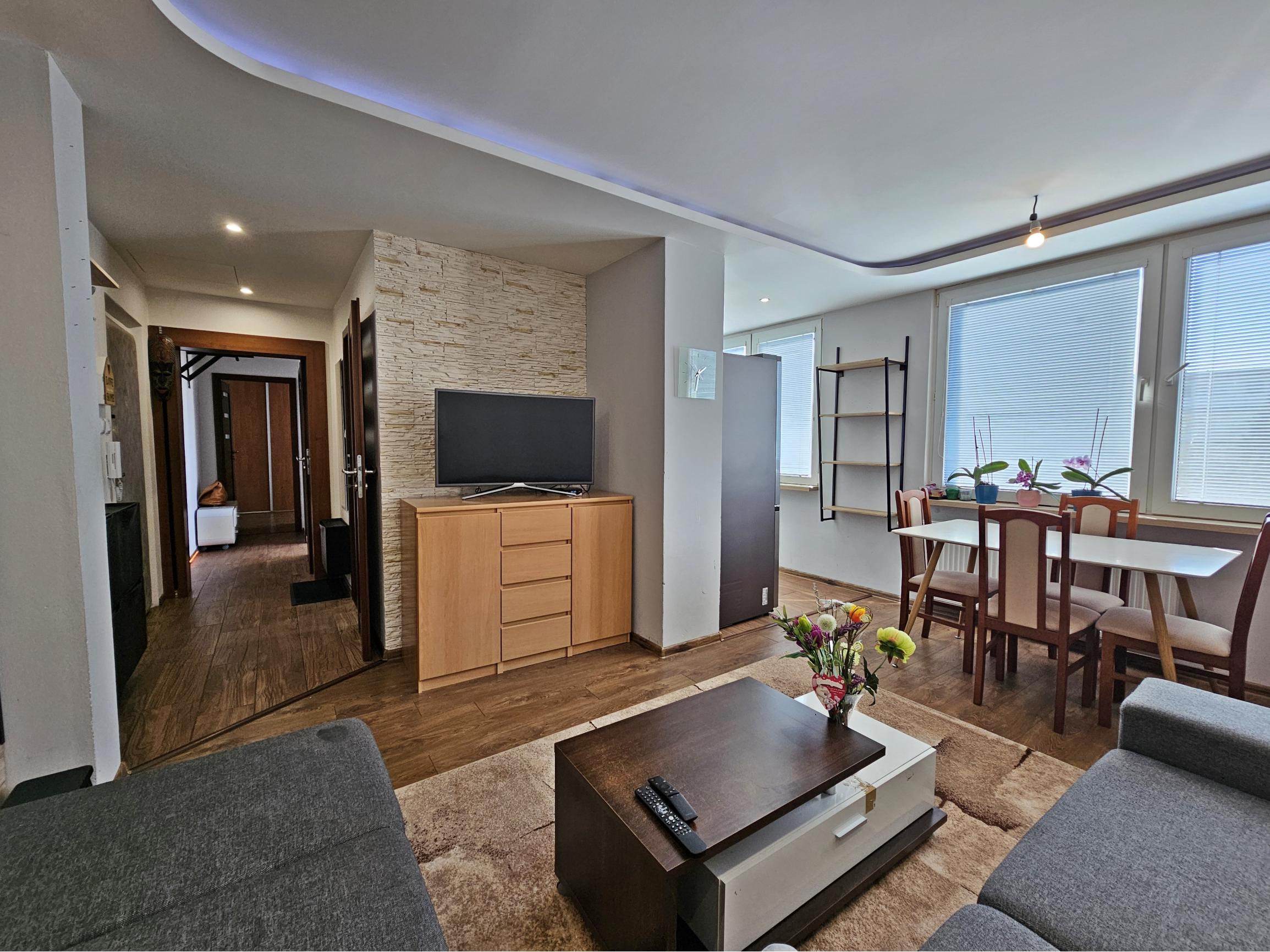 Menší 3 izb. byt, 54m2, po rekonštrukcií, prenájom, Uherova, KE – Terasa