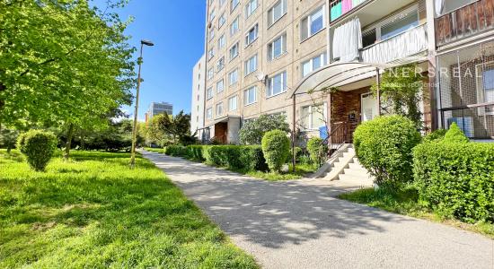 Priestranný 2-izb. byt (52 m2) / Námestie kozmonautov / Košice - Sídlisko nad Jazerom