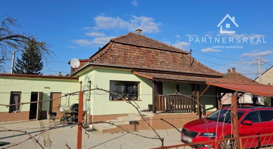 Šikovný murovaný rodinný dom 10x10m, s pozemkom 900m2 predaj, Tornyosnémeti, ulica Ady Endre