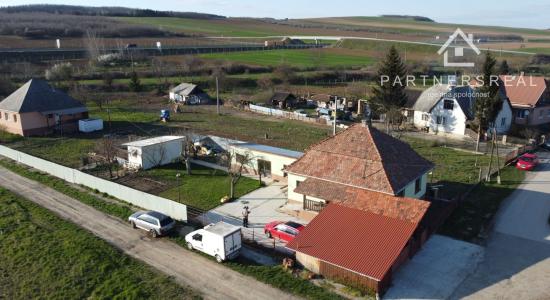 Šikovný murovaný rodinný dom 10x10m, s pozemkom 900m2 predaj, Tornyosnémeti, ulica Ady Endre