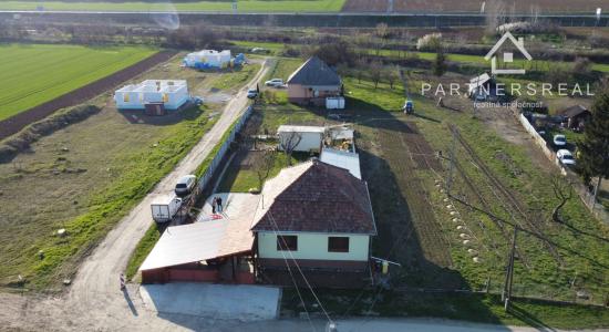 Šikovný murovaný rodinný dom 10x10m, s pozemkom 900m2 predaj, Tornyosnémeti, ulica Ady Endre