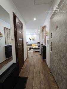 Menší 3 izb. byt, 54m2, po rekonštrukcií, prenájom, Uherova, KE – Terasa