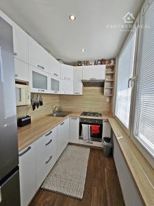 Menší 3 izb. byt, 54m2, po rekonštrukcií, prenájom, Uherova, KE – Terasa