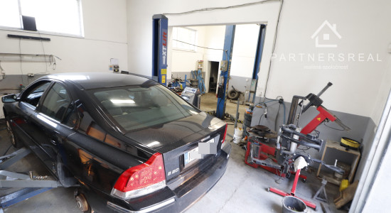 Zabehnutý plne vybavený auto a pneuservis 160m2, prenájom, Textilná – Košice