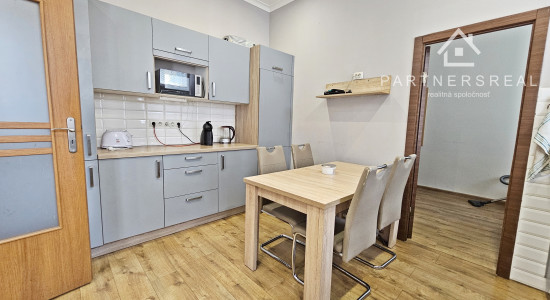 Tehlový 3 izbový byt s krásnym dvorom, 3x loggia,  predaj, Košice – juh, Krivá ulica