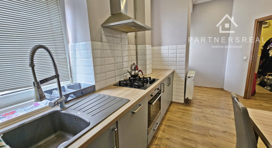 Tehlový 3 izbový byt s krásnym dvorom, 3x loggia,  predaj, Košice – juh, Krivá ulica