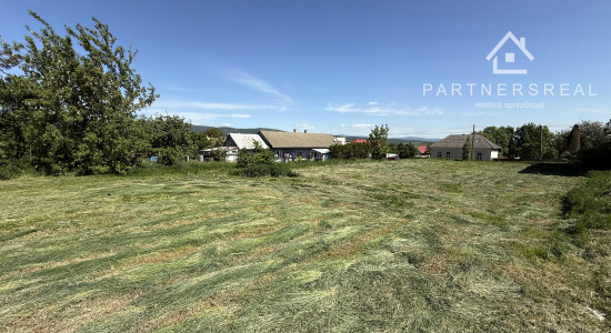 Veľký stavebný pozemok (1913 m2) / Žarnov / Košice – okolie