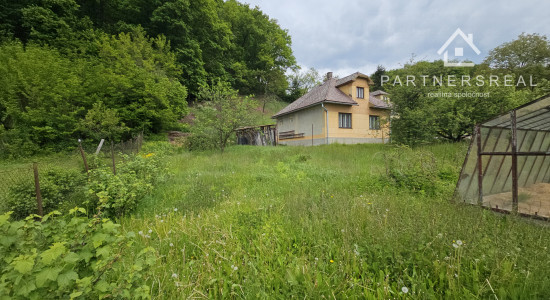 Pekný dom na krásnom mieste pod lesom, pozemok 2165m2, predaj, Medzev