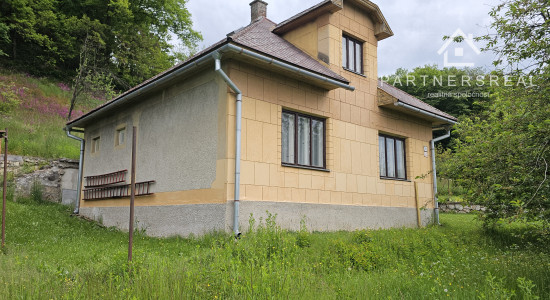 Pekný dom na krásnom mieste pod lesom, pozemok 2165m2, predaj, Medzev