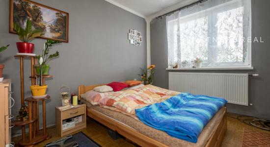 Priestranný dvojpodlažný dom v tvare kocky v obci Valaliky