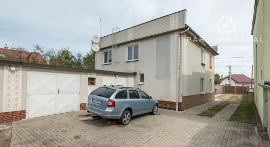 Priestranný dvojpodlažný dom v tvare kocky v obci Valaliky