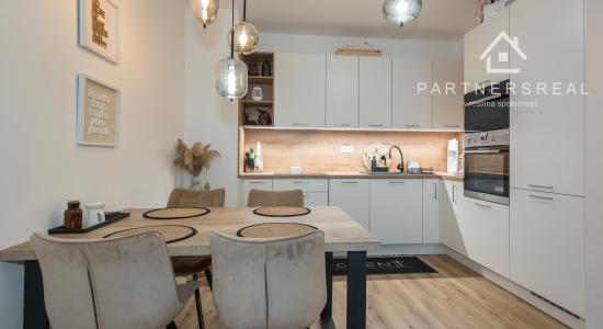 NA PREDAJ: KOMPLETNE ZARIADENÝ 2-IZBOVÝ BYT - PANORÁMA